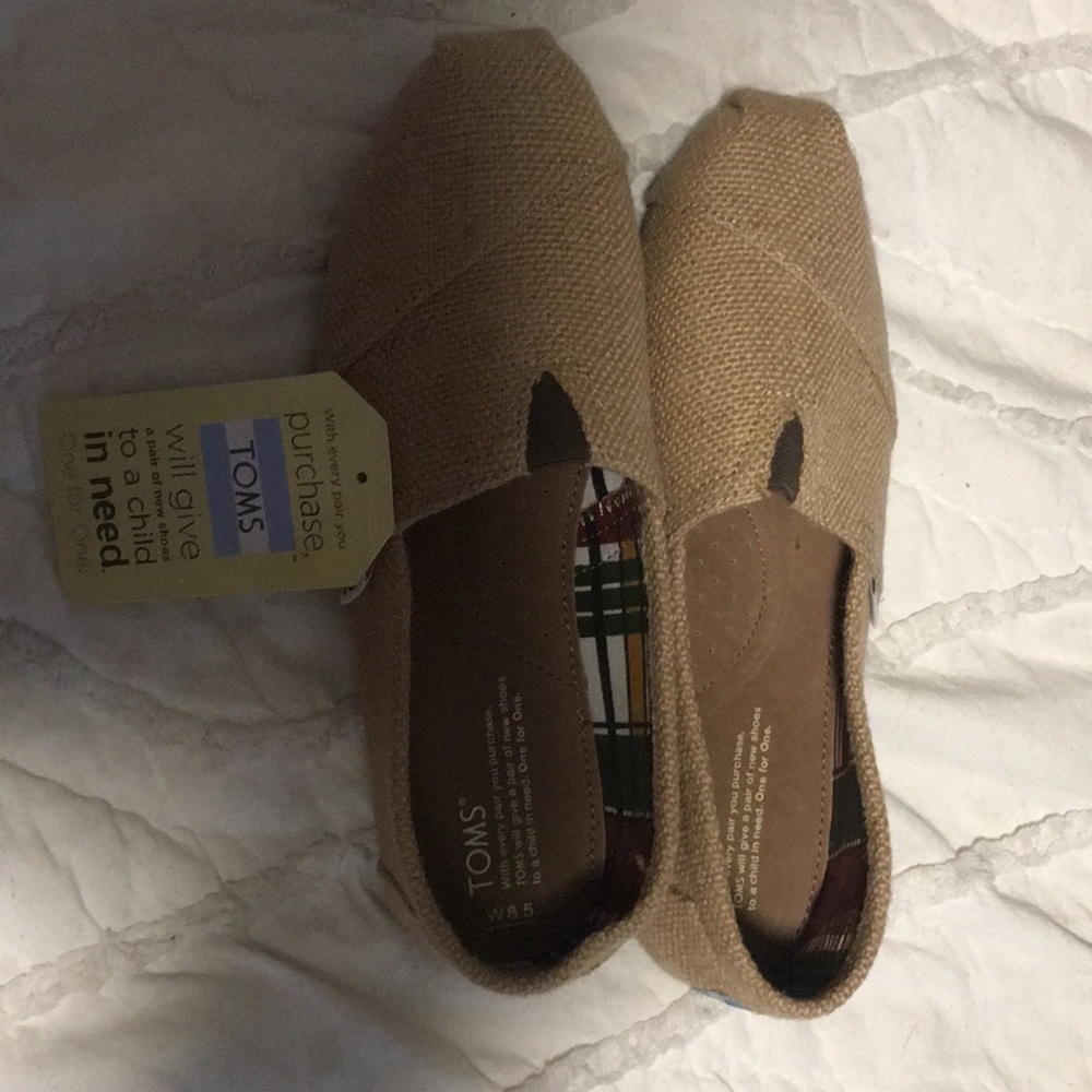 NEVER BEEN WORN Toms slip on tan